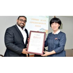 Mahir M. Showdari, Aramco Asia Chemicals director and Xiamen branch manager, received a certificate from Xiamen University after the program commencement ceremony on June 15, 2017.