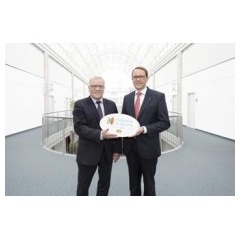 Both recognition and incentive: Bavarian Undersecretary Johannes Hintersberger presents the Inclusion in Bavaria  We Work Together emblem to WACKER Executive Board member and Personnel Director Dr. Christian Hartel