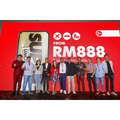 Photo caption: CEO of Capital A Tony Fernandes, President Digital & Commercial of Capital A Colin Currie and CEO of airasia Super App Amanda Woo with top redeemers of the past subscription at the SUPER+ Unlimited (see complete caption below)