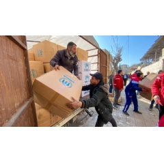 Relief items including high-thermal blankets and kitchen sets are unloaded for distribution at the mosque in the Suleiman Al-Halabi neighbourhood of Aleppo.  UNHCR/Hameed Maarouf