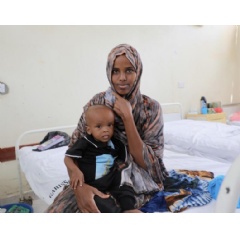 UNICEF/UN0836010/Odhiambo
0-month-old Mansuur Osman is held by his mother, Harira Adow, at the stabilization centre of Garissa County Referral Hospital. (see somplete caption below)