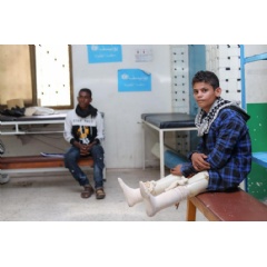 UNICEF/UN0538380/
Ibrahim wears his artificial limbs in the prosthetic centre in Aden, Yemen on 14 October 2021.