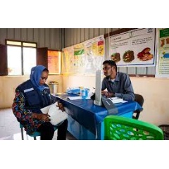  WHO / Ala Kheir
WHO Surveillance Officer Hibat Elbushra speaks to a doctor in Um Rakuba Refugee Camp in eastern Sudan on 17 August 2022.