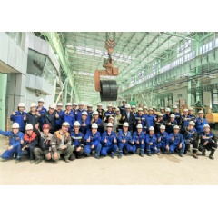 The Primetals Technologies team, commemorating the first coil produced on Arvedi ESP line No. 2 at the customers site located in Hebei province.