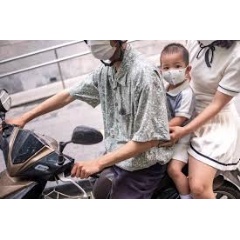 UNICEF/UNI565989/Pham Ha Duy Linh
Bui Hoang The Bao, 3, wears a mask when traveling by motorbike with his family in Ha Noi, Vietnam. April 2024.