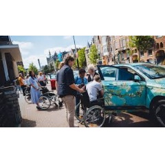 Residents and carers from care institution Cordaan travelled to the Van Gogh Museum in Hyundai electric cars. Photo: Jelle Draper