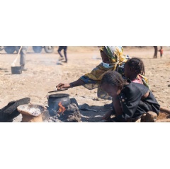  UNOCHA/Ala Kheir An internally displaced woman cooks in an open space in the El Ban Gadeed settlement in Sudan.