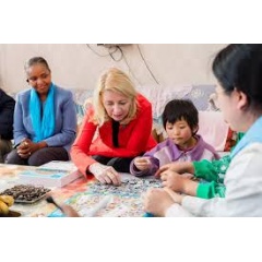 UNICEF/UNI665712/Ma
UNICEF Executive Director Catherine Russell meets 7-year-old Jiani in Chinas Ningxia Hui Autonomous Region.