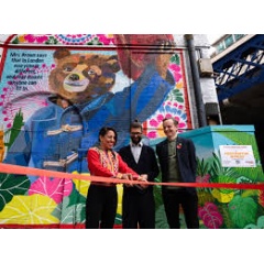 Gisella Stapleton (mural artist), Ben Whishaw (voice of Paddington) and Simon McCaugherty, Director at Visit London