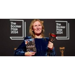 Samantha Harvey with her book and trophy.  Alberto Pezzali.