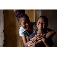 UNICEF/UNI478887/Schermbrucker
Catarina is a peer mentor in Matola, Mozambique. She supports adolescent girls and young women living with HIV and helps bring services closer to them. Here she poses with her 5-year-old son.