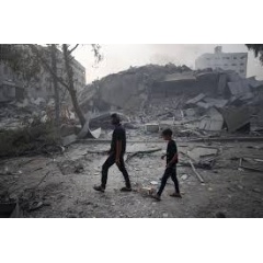 UNICEF/UNI448939/Eyad El Baba
A child and his father as they pass through the rubble of buildings in Gaza.