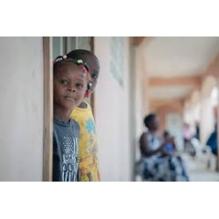 UNICEF/UNI582658/Le Lijour
Tamara, 4 years old, and Milen, 6, stand on the balcony of the displacement site where they now reside with their family