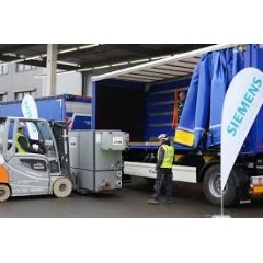 Siemens people loading the cogeneration unit onto a THW Foundation truck.