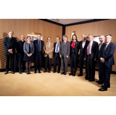 Atos CEO Thierry Breton surrounded by Nobel prize laureate in Physics Serge Haroche, Fields Medal laureate Cdric Villani, Daniel Estve, Alain Aspect, David DiVincenzo, Artur Ekert and the members of the managing team of Atos Quantum