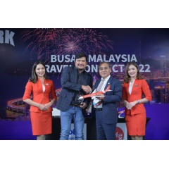 Photo Caption: AirAsia X CEO Benyamin Ismail and President of BTO Jung-Sil Lee at the MoU signing ceremony between AAX and BTO at Pavilion Hotel Kuala Lumpur.
