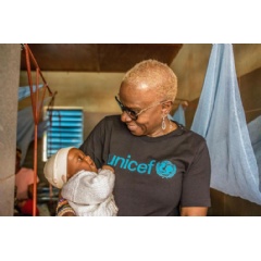  UNICEF/UN0753445/Folly
UNICEF Goodwill Ambassador Anglique Kidjo visits the Centre de Nutrition Therapeutique (Centre for Therapeutic Nutrition) in Benin