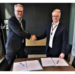 Elkems CFO, Morten Viga and  EVP Markets in Statkraft, Hallvard Granheim signing the power agreement.