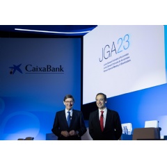 The chairman of CaixaBank, Jos Ignacio Goirigolzarri, and the CEO, Gonzalo Gortzar, at the Ordinary General Shareholders Meeting.