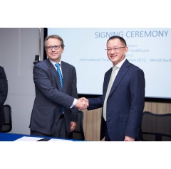 Euan Marshall, IFC Country Manager for Indonesia and Timor-Leste, and Satrija Sumarkho, Chief Executive of Tawada Healthcare, at a signing ceremony held in Jakarta to formalize the partnership between IFC and Tawada