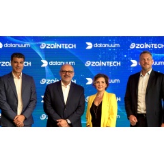 Andrew Hanna, CEO of ZainTECH & Ms Salam Saadeh, CEO of DATANUUM (center) with their respective senior executives