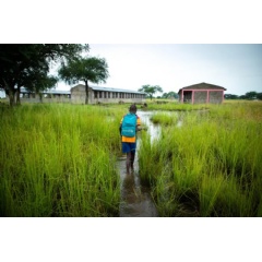  UNICEF/UNI640021/Pouget
Twelve-year-old Aboya walks across a flooded field to her school in the Gambella region of Ethiopia.