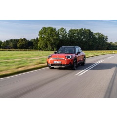 MINI Aceman SE (electricity consumption combined: 14,8  14,0 kWh/100 km according to WLTP; CO2 emissions combined: 0 g/km; CO2-class: A; Range in km according to WLTP: 382  405).