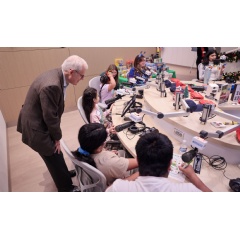 Seymour Liebman helping patients with holiday-themed bingo