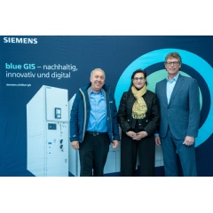 Andy Kollegger, CEO of EWD Elektrizittswerk Davos AG, Valrie Favre-Accola, Governor of Davos, Matthias Rebellius, Member of the Managing Board of Siemens AG and CEO Siemens Smart Infrastructure  (from left to right).