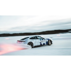 Taycan GTS, Guinness World Records, Lapland, 2025, Porsche AG
Taycan GTS (2024): Electric power consumption* combined (WLTP) 20.7  18.1 kWh/100 km, CO₂ emissions* combined (WLTP) 0 g/km, CO₂ class A