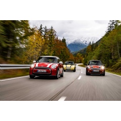MINI Cooper 3-door (Fuel consumption combined in l/100km: 5.5-5.3 (5.2-4.9) (NEDC); 6.1-5.5 (6.1-5.5) (WLTP) / CO emissions combined in g/km: 127-120 (119-112) (NEDC); 138-124 (138-124) (WLTP)). (See complete caption below)