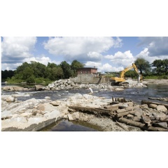 Construction at the Madison Electric Works Dam removal site on Oregons Sandy River, from August 2006. (NOAA)