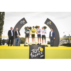 Tour de France winner accompanied to the finish line by camouflaged
new Superb Combi, receives trophy by koda Design team (see complete caption below)