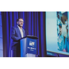 Dave Adams, Regional Vice President for the Western Region, Subaru of America, Inc. (SOA) addresses the crowd at the Meals on Wheels annual conference while accepting the 2023 Meals on Wheels America Driving Force Award on behalf of SOA.