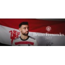 Fernandes signs new contract