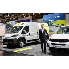 World Premiere: Opel CEO Florian Huettl presents the new Opel Movano HYDROGEN (left) for the first time at the IAA Transportation in Hanover. The battery-electric Opel Combo Electric (right) and Opel Rocks Electric are also on display.