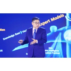 Bruce Xun, President of Huawei Global Technical Service, delivering a keynote speech